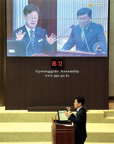 27일 경기도의회 본회의장에서 열린 ‘도의회 제338회 임시회 제2차 본회의’에서 이재명 경기도지사가 도정질의에 대한 답변을 하고 있다. 김시범기자