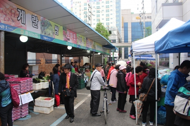 ▲ 매주 목요일 성남시지부 공터에서 열리는 우리농산물 목요장터 운영