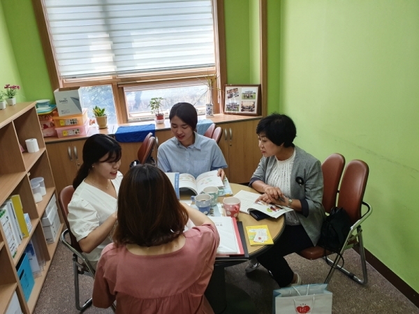 경북 포항시 남구 보건소 관계자들이 광명시보건소를 방문해 고혈압,당뇨병 등록관리사업 우수사례를 듣고 있다. 광명시 제공