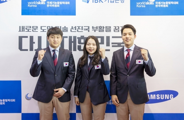 최근 러시아 카잔에서 열린 ‘제 45회 러시아 카잔 국제기능올림픽대회’에 국가대표로 출전한 에몬스가구 소속 권오현(목공), 최은영(가구), 이상현(실내장식) 사원이 은메달 등을 따낸 뒤 기념촬영하고 있다. 에몬스 제공