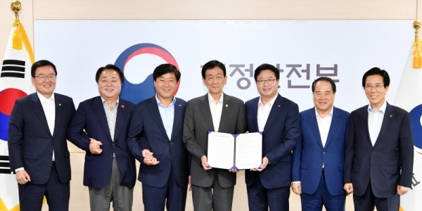 염태영 시장(오른쪽 3번째)을 비롯한 전국시장군수구청장협의회 임원진이 진영 장관(왼쪽 4번째)에게 건의문을 전달하고 있다.