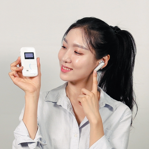 음성 증폭기를 블루투스 이어폰과 함께 사용하는 모습