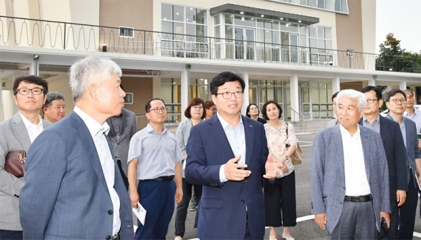 옛 서울대 농업생명과학대(이하 농생대) 수원캠퍼스 지방세 부과와 관련해 소송전을 벌였던 수원시와 서울대가 1년 만에 상생협력 모드로 돌아섰다. 염태영 수원시장, 이석하 서울대 농생대 학장 등이 지난 27일 수원 권선구 옛 농생대 수원캠퍼스에서 만나 간담회를 마친 후 캠퍼스를 둘러보고 있다. 수원시 제공