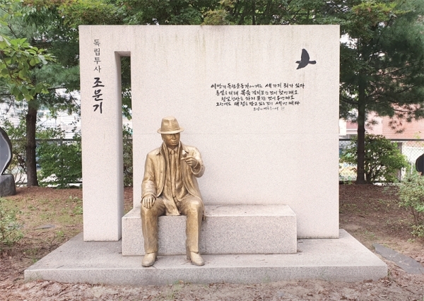 화성 매송초등학교 내 조문기 선생의 동상.
