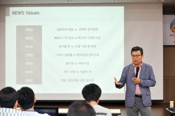 양평군 홍보관련 공무원 80여명은 백승권 전 청와대 홍보수석실 행정관으로부터 매력적인 홍보글 쓰기 특강을 받았다.