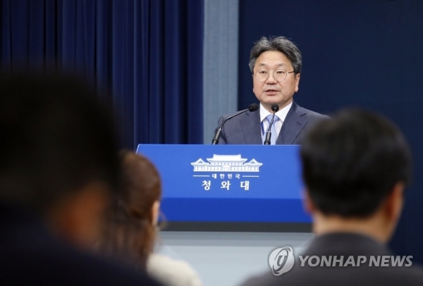 강기정 청와대 정무수석이 30일 오후 춘추관 대브리핑룸에서 조국 법무부 장관 후보자 인사청문회와 관련한 입장을 밝히고 있다.