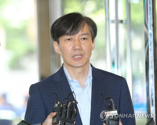 조국 법무부 장관 후보자가 30일 오전 인사청문회 준비사무실이 마련된 서울 종로구 적선현대빌딩에 출근해 취재진의 질문에 답변하고 있다.