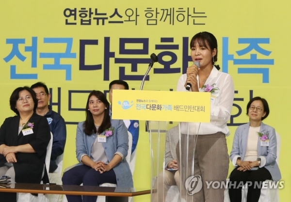 31일 경기도 일산 고양체육관에서 열린 '제10회 전국 다문화가족 배드민턴 대회'에서 캄보디아 출신 당구 스타 스롱 피아비씨가 축사하고 있다.