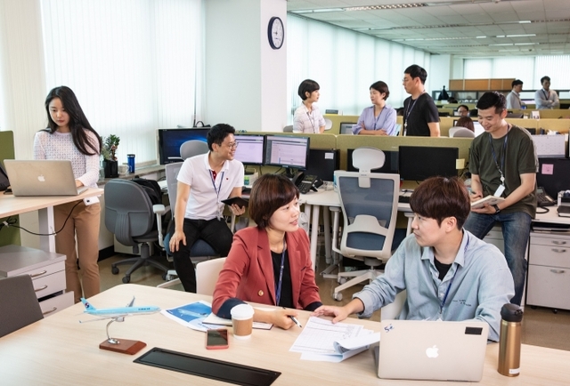 복장 자율화 시범운영일에 대한항공 직원들이 자유로운 복장으로 근무하고 있는 모습. 대한항공 제공