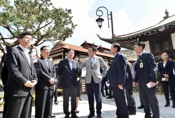 박남춘 인천시장이 지난 31일 ‘한중일 문화관광 장관회의’ 참석차 인천을 방문한 한중일 관광장관들과 강화특산품 ‘소창’을 소재로 한 소창체험관을 방문하고 있다. 왼쪽부터 이시이 게이치 일본 국토교통상‚ 뤄수강 중국 문화여유부장‚ 박양우 문화체육관광부 장관‚ 박남춘 인천시장‚ 유천호 강화군수. 인천시 제공