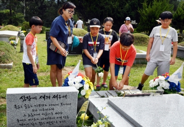 경기도형 민주주의 체험교육 “역사 속 민주로의 초대”가 열린 1일 남양주시 마석 모란공원에서 참가자들이 민주열사 묘역을 둘러보며 고인들을 추모하고 있다.전형민기자