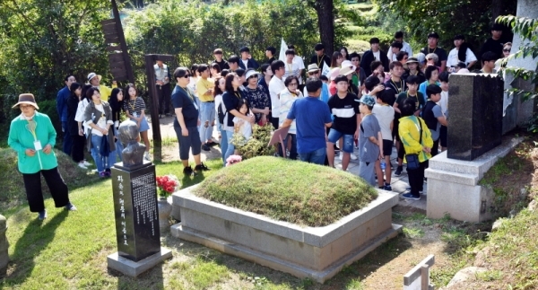 경기도형 민주주의 체험교육 “역사 속 민주로의 초대”가 열린 1일 남양주시 마석 모란공원에서 참가자들이 민주열사 묘역을 둘러보며 고인들을 추모하고 있다.전형민기자