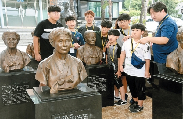 광주 나 눔의 집을 방문한 참가자 들이 소녀상 및 일본군 위안부 피해자 할머니들의 흉상을 살펴보고 있다.