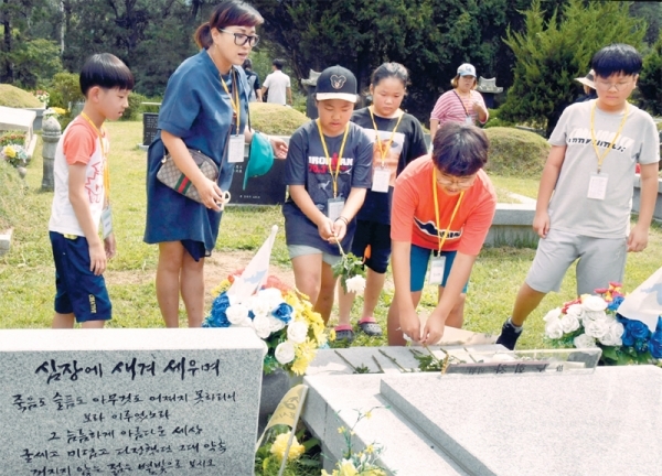 남양주시 마석 모란 공원 내 민주열사 묘역에서 참가자들이 고인을 추모하고 있다.