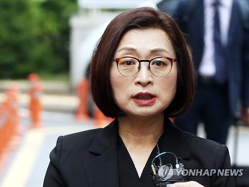 정치자금법 위반 혐의로 불구속기소 된 은수미 성남시장이 2일 오후 경기도 성남시 수원지방법원 성남지원에서 열린 선고공판에 출석하며 취재진 질문에 답하고 있다. 연합뉴스