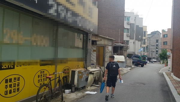 2일 새 학기가 개강했지만 원룸 수요가 적은 탓에 수원 성균관대학교 인근 원룸촌이 한산한 분위기다. 이연우기자