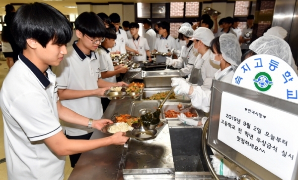 경기지역 31개 시,군 전역에서 고등학교 무상급식이 전면 실시된 2일 수원 숙지고등학교에서 학생들이 점심식사를 배식 받고 있다. 경기도와 경기도교육청은 경기지역 고등학교 475개교에 재학 중인 학생 36만3천139명 전원에게 무상급식을 제공한다.전형민기자