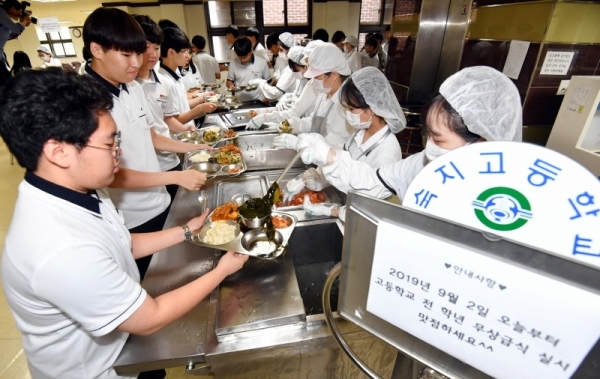 경기지역 31개 시,군 전역에서 고등학교 무상급식이 전면 실시된 2일 수원 숙지고등학교에서 학생들이 점심식사를 배식 받고 있다. 경기도와 경기도교육청은 경기지역 고등학교 475개교에 재학 중인 학생 36만3천139명 전원에게 무상급식을 제공한다.전형민기자