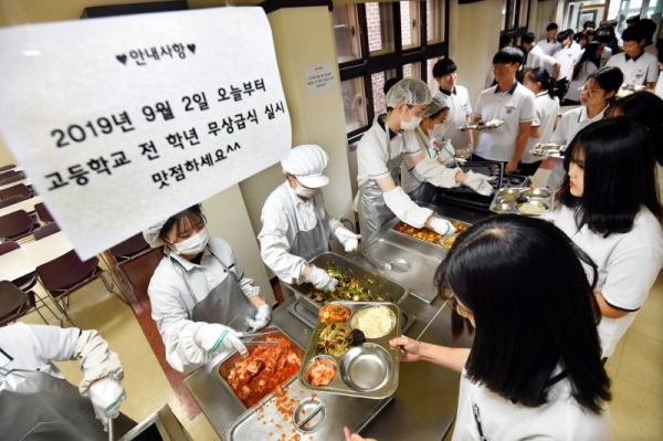 경기지역 31개 시,군 전역에서 고등학교 무상급식이 전면 실시된 2일 수원 숙지고등학교에서 학생들이 점심식사를 배식 받고 있다. 경기도와 경기도교육청은 경기지역 고등학교 475개교에 재학 중인 학생 36만3천139명 전원에게 무상급식을 제공한다.전형민기자