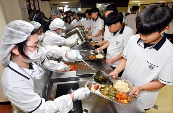 경기지역 31개 시,군 전역에서 고등학교 무상급식이 전면 실시된 2일 수원 숙지고등학교에서 학생들이 점심식사를 배식 받고 있다. 경기도와 경기도교육청은 경기지역 고등학교 475개교에 재학 중인 학생 36만3천139명 전원에게 무상급식을 제공한다.전형민기자