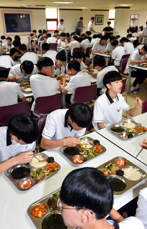 경기지역 31개 시,군 전역에서 고등학교 무상급식이 전면 실시된 2일 수원 숙지고등학교에서 학생들이 점심식사를 배식 받고 있다. 경기도와 경기도교육청은 경기지역 고등학교 475개교에 재학 중인 학생 36만3천139명 전원에게 무상급식을 제공한다.전형민기자