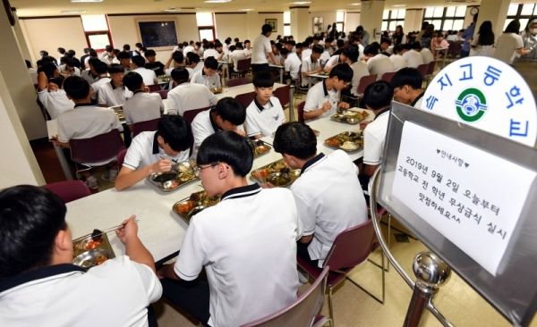 경기지역 31개 시,군 전역에서 고등학교 무상급식이 전면 실시된 2일 수원 숙지고등학교에서 학생들이 점심식사를 배식 받고 있다. 경기도와 경기도교육청은 경기지역 고등학교 475개교에 재학 중인 학생 36만3천139명 전원에게 무상급식을 제공한다.전형민기자