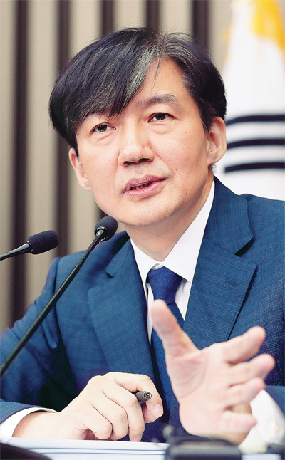 조국 법무부 장관 후보자가 2일 오후 국회에서 열린 기자간담회에서 취재진 질문에 답변하고 있다. 연합뉴스