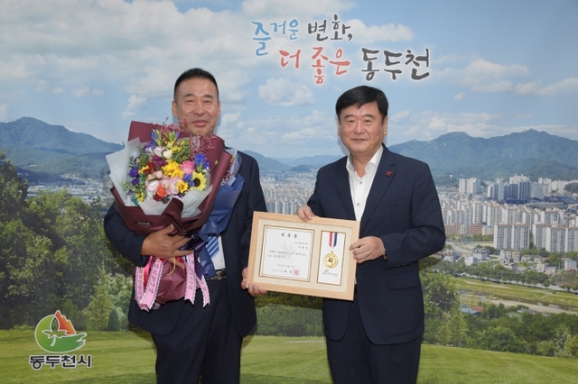 로컬드림봉사회 이창민 1일 명예시장(사진 왼쪽), 최용덕 동두천시장(오른쪽).