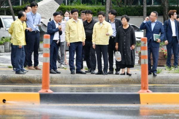 수원월드컵경기장 앞 도로 자동노면살수 시스템을 바라보는 조명래 환경부 장관과 염태영 시장 (8월16일).