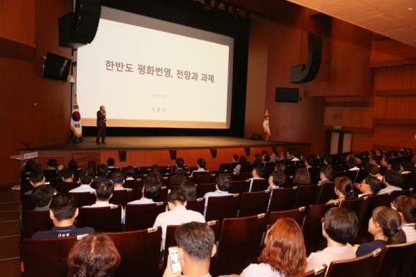 광명시민회관에서 ‘한반도 평화와 번영’을 주제로 ‘광명희망포럼’ 이 개최됐다. 광명시 제공
