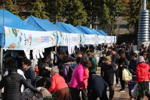 지난해 옹진군청 앞마당에서 열린 옹진 청정 농수특산물 직거래장터 모습. 옹진군제공