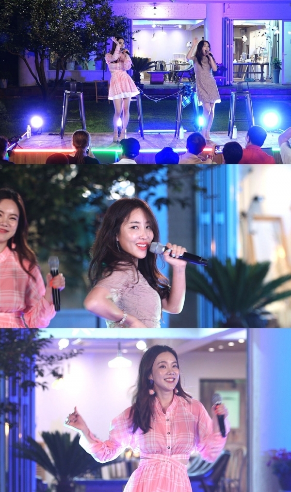 '덕화다방' 아르바이트생 숙행과 김나희가 트로트 공연 무대에 오른다. KBS 2TV