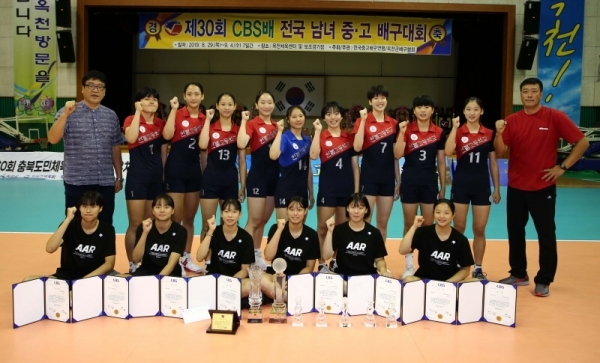 제30회 CBS배 전국남녀중ㆍ고배구대회 여자 고등부에서 4년 만에 우승한 수원 한봄고 선수단.발리볼코리아 제공
