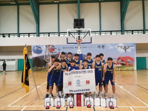 제49회 추계 전국남녀중고농구연맹전 남자 고등부에서 우승한 수원 삼일상고.삼일상고 제공