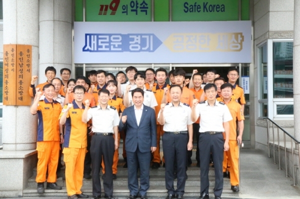 백군기 용인시장이 격려방문 후 직원들과 기념촬영을 하고있다.