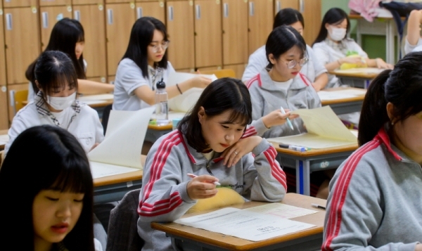 9월 전국연합학력펑가가 실시된 4일 오전 수원시 장안구 영생고등학교에서 고3 수험생들이 수리 영역시험을 준비하고 있다. 윤원규기자