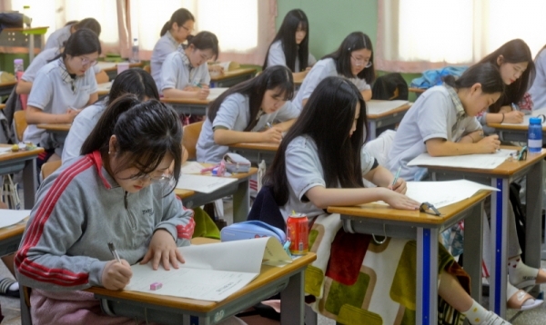 9월 전국연합학력펑가가 실시된 4일 오전 수원시 장안구 영생고등학교에서 고3 수험생들이 수리 영역시험을 준비하고 있다. 윤원규기자