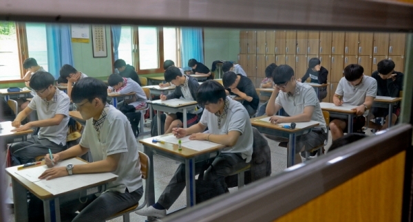 9월 전국연합학력펑가가 실시된 4일 오전 수원시 장안구 영생고등학교에서 고3 수험생들이 수리 영역시험을 준비하고 있다. 윤원규기자