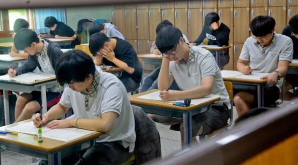 9월 전국연합학력펑가가 실시된 4일 오전 수원시 장안구 영생고등학교에서 고3 수험생들이 수리 영역시험을 준비하고 있다. 윤원규기자