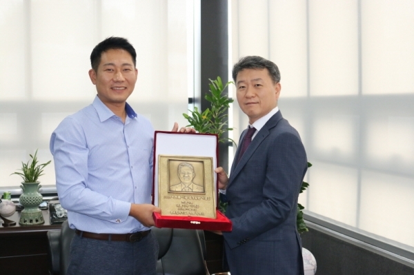 ㈜코아드 ‘존경받는 기업인’ 인물동판 수여식