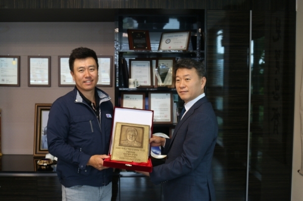 풍원화학㈜ ‘존경받는 기업인’ 인물동판 수여식