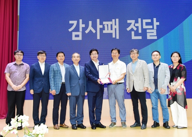 ▲ 사본 -환기 구조물 탈착됐던 A아파트단지 주민들, 염태영 시장에게 감사패 전달