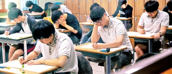 2020학년도 대입 수능을 앞두고 마지막 전국연합학력평가가 실시된 4일 오전 수원시 장안구 영생고등학교에서 고3 수험생들이 신중한 표정으로 수리 영역시험을 풀고 있다. 윤원규기자