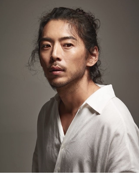 모델이자 배우인 조찬형이 '전지적 참견 시점'에 가수 테이의 매니저로 출연하며 관심을 받고 있다. 조찬형 인스타그램