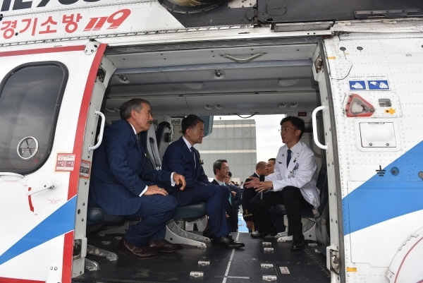 (왼쪽부터)주한 미국 대사, 보건복지부 장관, 이국종 교수가 닥터헬기 내부를 둘러보고 있는 모습