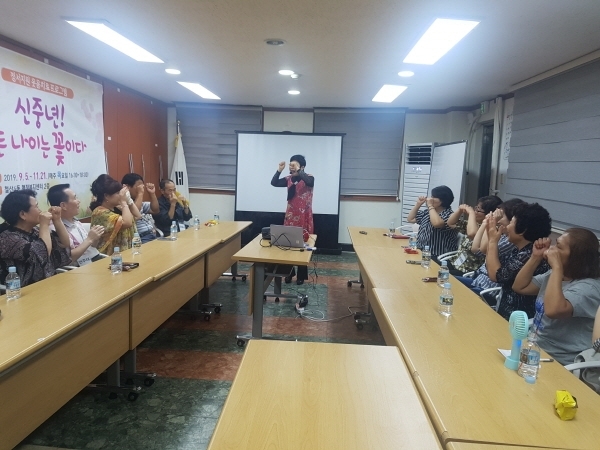 광명시 철산4동 행정복지센터에서 “신중년! 모든 나이는 꽃이다” 프로그램이 진행되고 있다. 광명시 제공