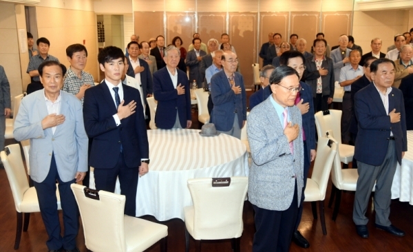 '국가안보경기회 제44차 안보포럼'이 열린 6일 수원 더아리엘에서 김병순 국안회장, 신선철 경기일보 회장, 탈북자 오청성(전 북한군 중사) 등이 국민의례를 하고 있다. 5발의 총상을 입은 채 판문점을 통해 탈북한 오청성은 이날  '나의 사활을 건 판문점 탈출사건'이란 주제로 특강를 했다.  김시범기자