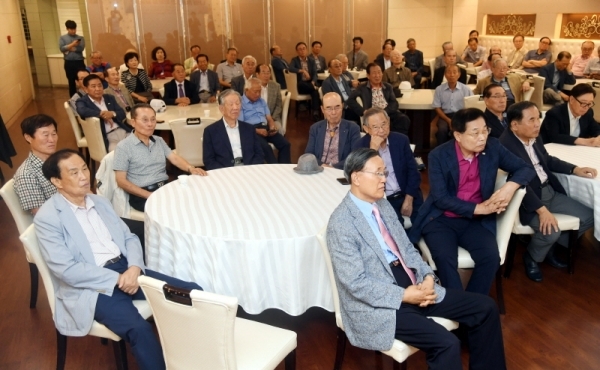 '국가안보경기회 제44차 안보포럼'이 열린 6일 수원 더아리엘에서 김병순 국안회장, 신선철 경기일보 회장 등이 판문점을 통해 탈북한 오청성의 특강를 듣고 있다.  김시범기자