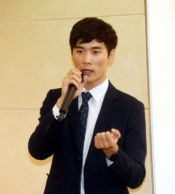 '국가안보경기회 제44차 안보포럼'이 열린 6일 수원 더아리엘에서 판문점을 통해 탈북한 오청성(전 북한군 중사)이 '나의 사활을 건 판문점 탈출사건' 이란 주제로 특강을 하고 있다. 김시범기자