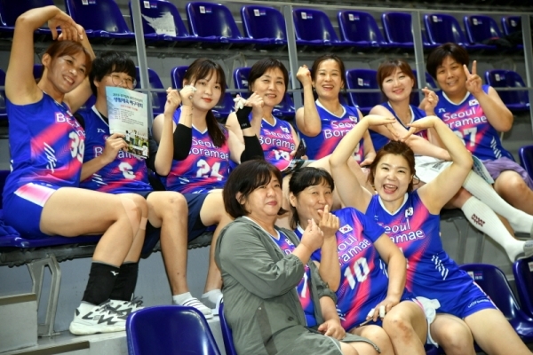 7일 용인실내체육관에서 열린 ‘2019 경기일보 용인 전국남녀 생활체육 배구대회’에서 참가자들이 기념촬영을 하고 있다. 전형민기자